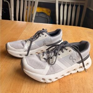 On Cloudnova Women’s Athletic Shoes — Light Gray/White